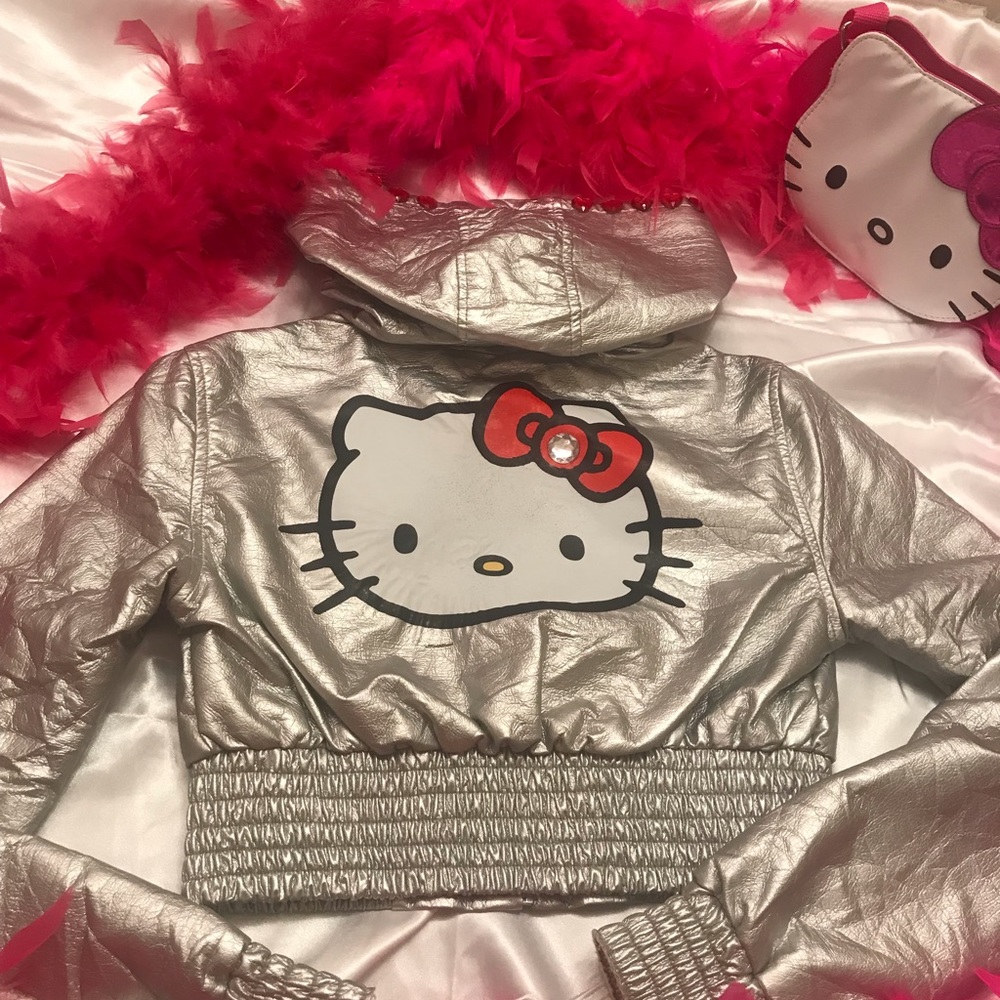 Amazing 🤩 rare y2k metallic silver hello kitty cropped jacket♥️